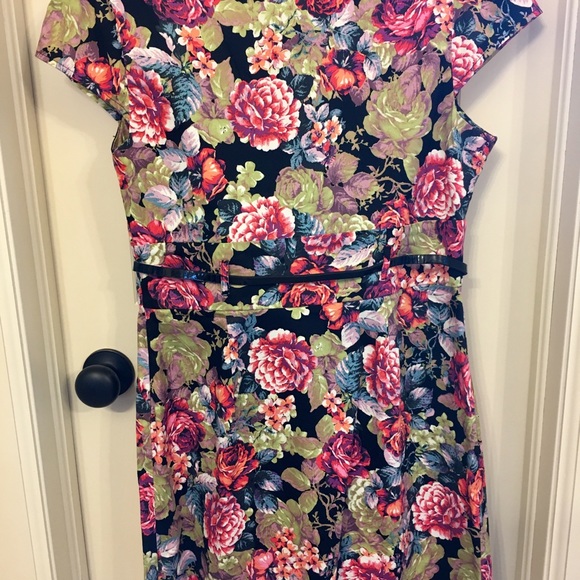 NWOT Floral print dress with pockets and belt - Picture 6 of 10